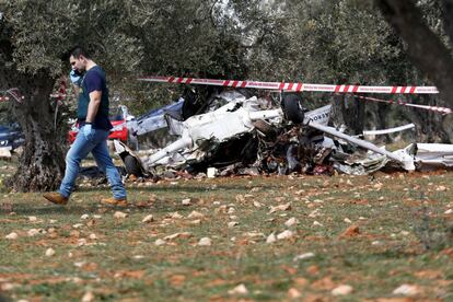 Al lloc dels fets hi han anat bombers de la Comunitat de Madrid i sanitaris del Summa que continuen a la zona a les cinc de la tarda.