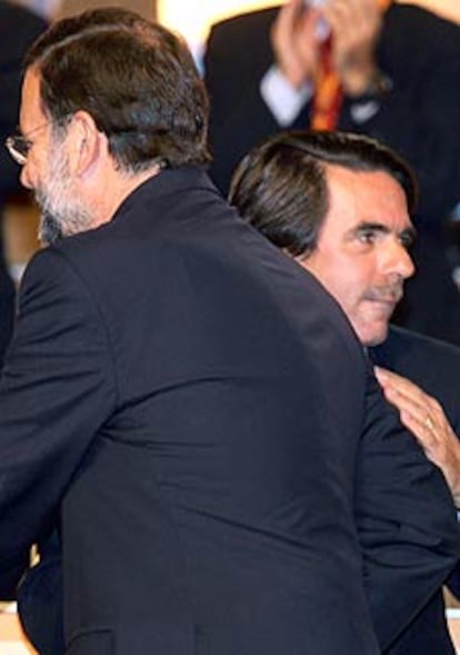 José María Aznar saluda a Mariano Rajoy.