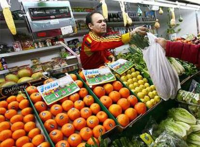 Una frutería de un mercado de Madrid.