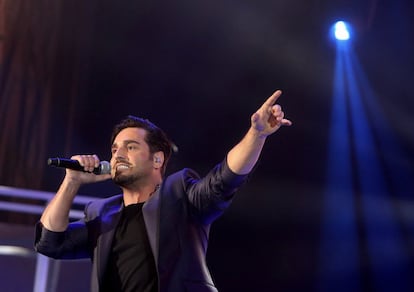 David Bustamante, durante una actuacin en una gala de Cadena Dial en Tenerife, en 2019.