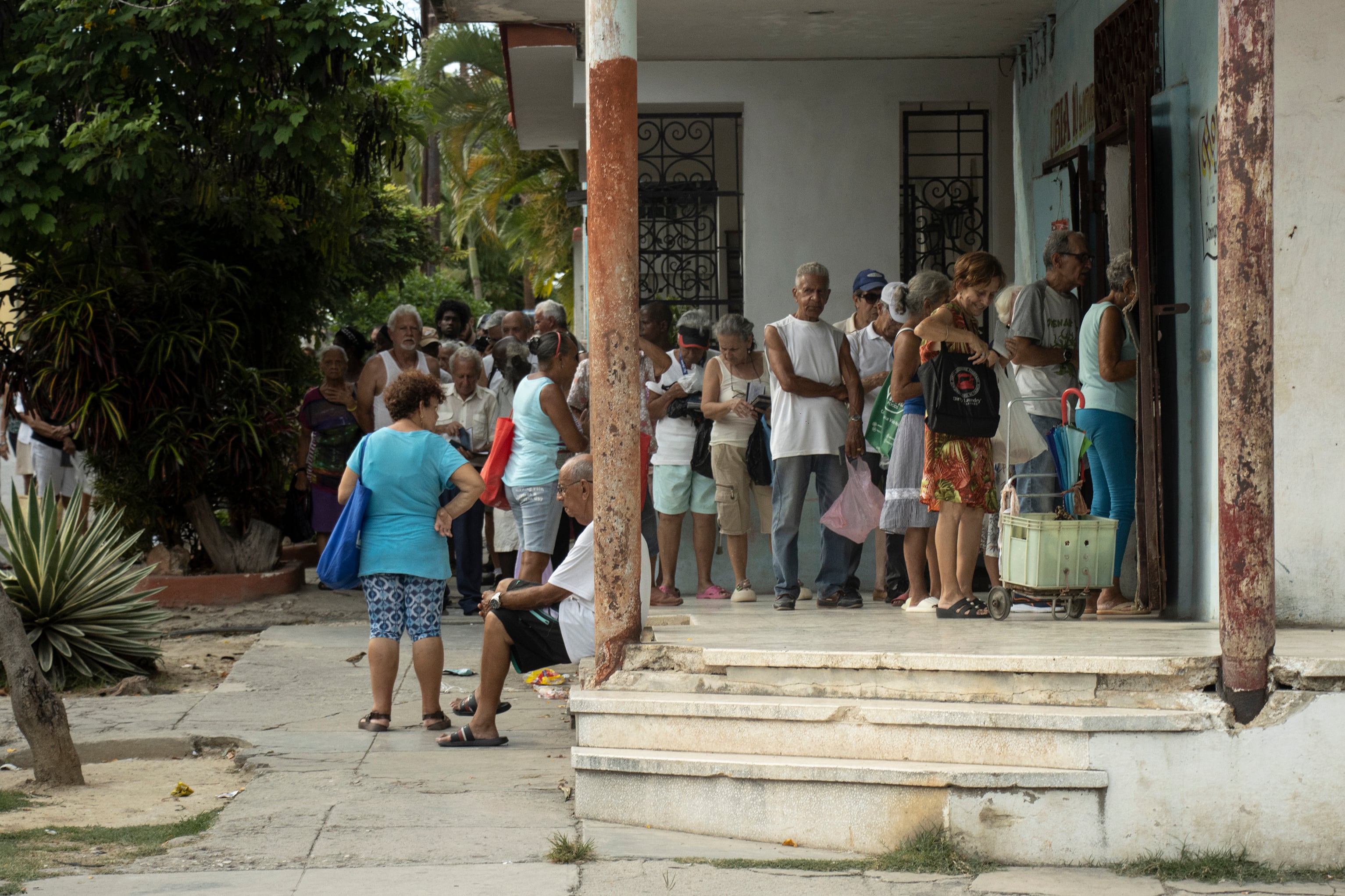 Un grupo de personas hacen fila para comprar pan en el municipio en La Habana, el 21 de mayo.