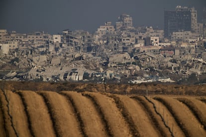 Edificios destruidos por los ataques israelíes contra Ciudad de Gaza, el jueves. 