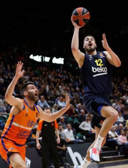 Kalinic entra a canasta ante San Emeterio.