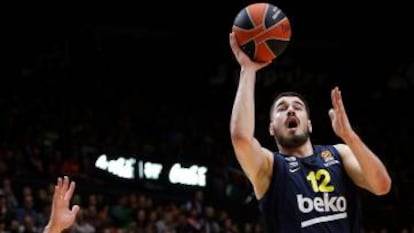 Kalinic entra a canasta ante San Emeterio.