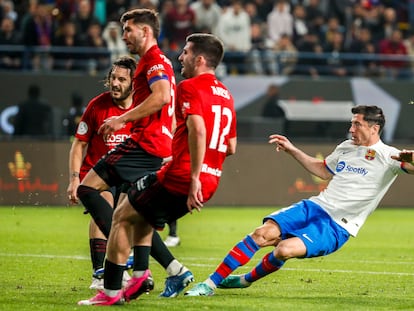 El delantero del Barcelona Robert Lewandowski, en la acción en el que anota el primer gol del partido ante Osasuna.