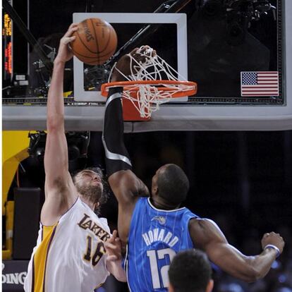 Gasol intenta encestar ante Howard, que incumple el reglamento al meter una mano en el aro.