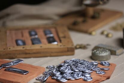 Detalle de las monedas que se fabrican y emplean durante el Arde Lucus.