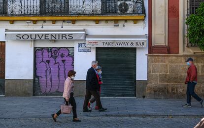 Una tienda de recuerdos y un bar cerrados en el centro de Sevilla, el 27 de abril.