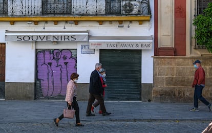 Una tienda de recuerdos y un bar cerrados en el centro de Sevilla, el 27 de abril.