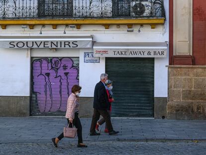 Una tienda de recuerdos y un bar cerrados en el centro de Sevilla, el 27 de abril.