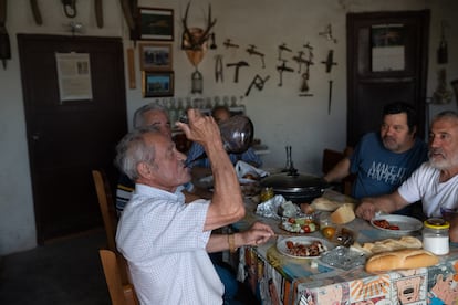 Vicente Picado bebe vino del porrón en una reunión con amigos, en su bodega de Baltanás.