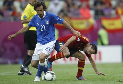 Xavi pugna por el bal&oacute;n con Pirlo durante el partido entre Espa&ntilde;a e Italia.