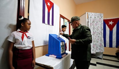 Un militar vota el domingo en las elecciones parlamentarias en un colegio electoral de La Habana.