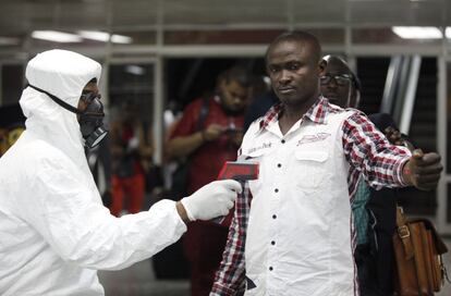 Control de seguridad en el aeropuerto de Lagos, Nigeria.