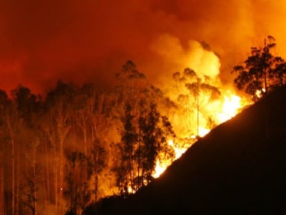 El incendio de Fragas do Eume durante la madrugada.