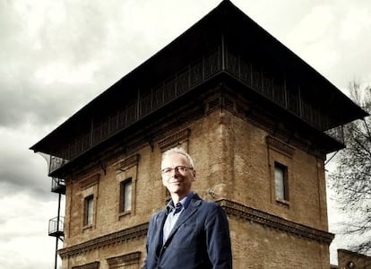 James Lingwood, promotor cultural, fotografiado en la Torre de Aguas de la antigua Fabrica de Armas de Toledo, hoy universidad.