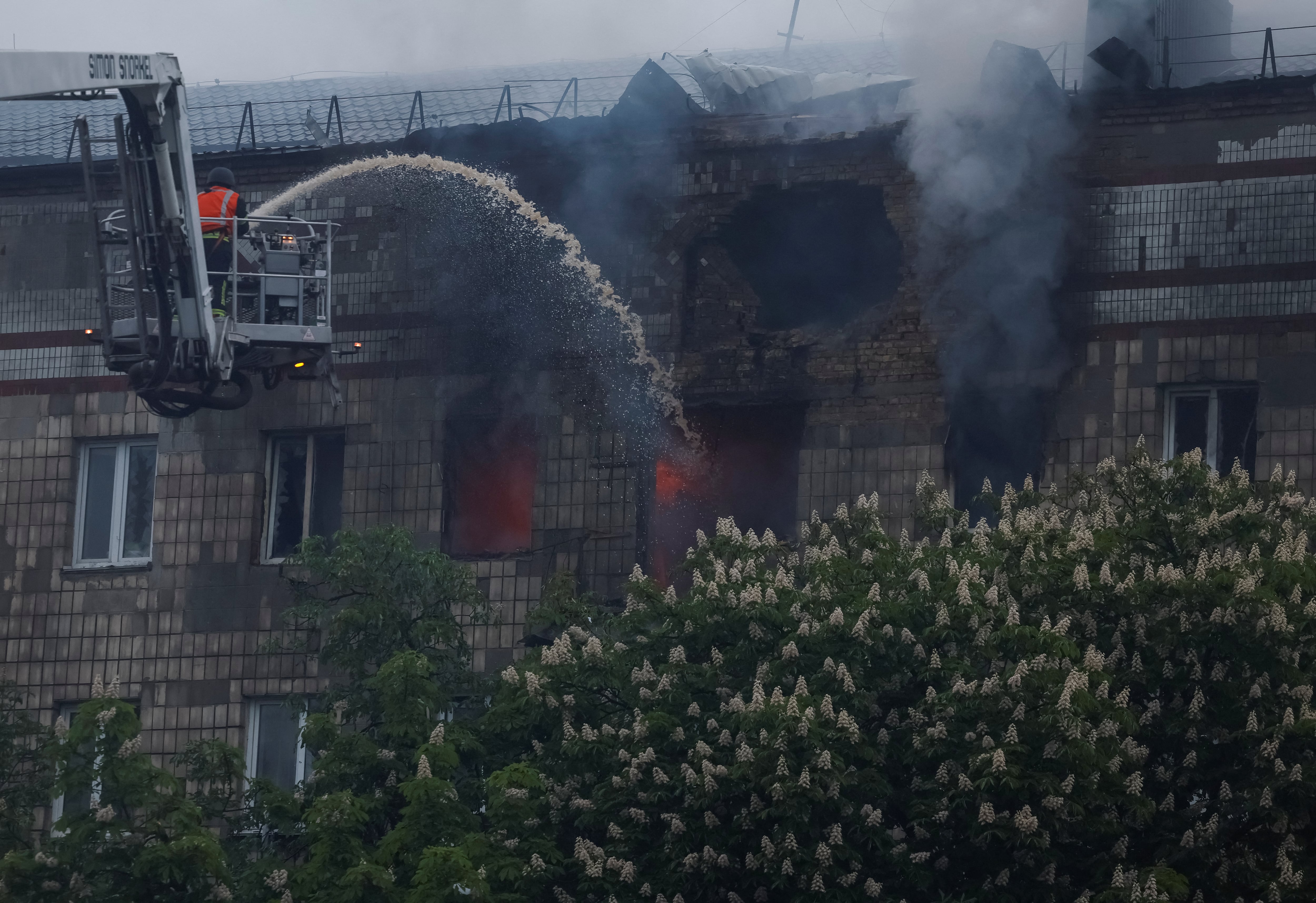 Rusia golpea Kiev en víspera de su tregua unilateral: dos muertos tras ocho horas de alarmas y decenas de proyectiles contra la ciudad