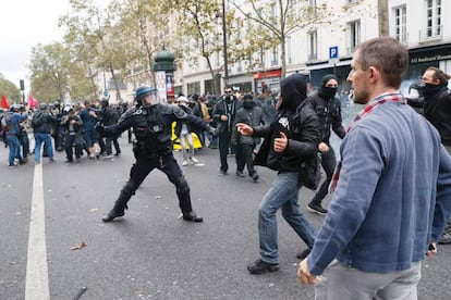Un policia antidisturbios se enfrenta a un manifestante durante la protesta contra la reforma laboral, en París.