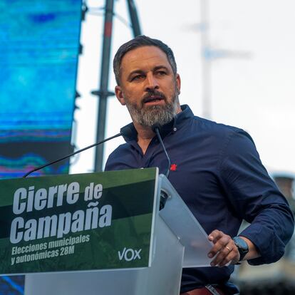 TOLEDO , 26/05/2023.- El presidente de Vox, Santiago Abascal, participa este viernes en el cierre de campaña de las elecciones autonómicas y municipales del 28 de mayo, acompañado por el candidato de la formación a la Presidencia de Castilla-La Mancha, David Moreno. EFE/Ismael Herrero