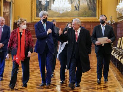 El presidente Andrés Manuel López Obrador junto al enviado de Estados Unidos para el cambio climático, John Kerry, en Palacio Nacional