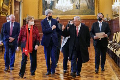 El presidente Andrés Manuel López Obrador junto al enviado de Estados Unidos para el cambio climático, John Kerry, en Palacio Nacional