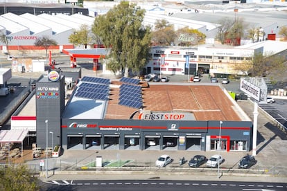 Paneles fotovoltaicos en el taller de First Stop, en Sevilla.