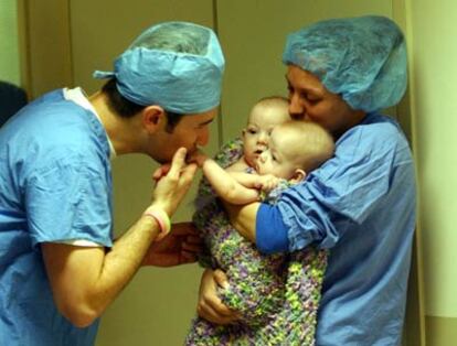 Isabelle y Abbigail en brazos de su madre antes de ser intervenidas.