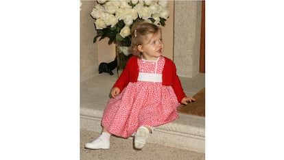 El 4 de mayo de 2007, Leonor de Borbón y Ortiz en el Palacio de la Zarzuela espera la llegada de su hermana, la infanta Sofía, tras su nacimiento.  