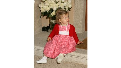 El 4 de mayo de 2007, Leonor de Borbón y Ortiz en el Palacio de la Zarzuela espera la llegada de su hermana, la infanta Sofía, tras su nacimiento.