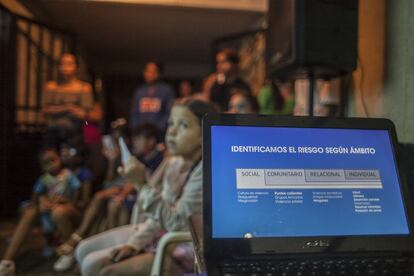 Vecinos de Catuche reciben un taller de prevención de la violencia por parte de Caracas Mi Convive donde fomentan la capacidad de las comunidades para transformar y resolver sus propios problemas locales a través de talleres de prevención de violencia, apoyo a las víctimas e investigación.