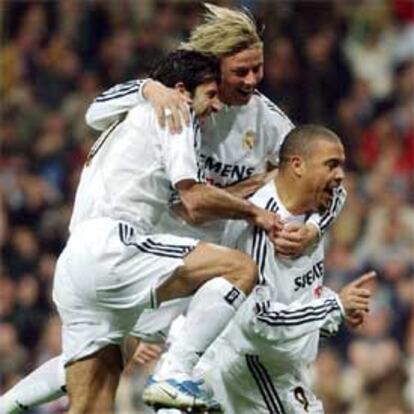 Ronaldo recibe la felicitación de Guti y Figo tras marcar el segundo gol al Villarreal.