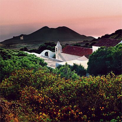 La ermita de la Virgen de los Reyes, en la Dehesa. Ambos santuarios son fin y comienzo de la Bajada de la Virgen, que se celebra cada cuatro años.