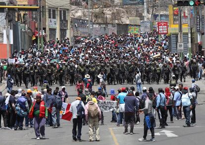 La policía se enfrenta a los manifestantes en Arequipa, Perú