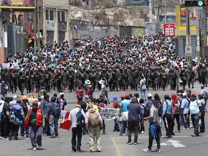 La policía se enfrenta a los manifestantes en Arequipa, Perú, este miércoles.