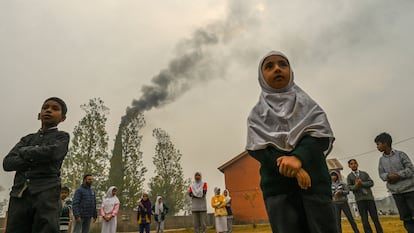 Unos niños participan en una asamblea en el patio de una escuela a las afueras de Srinagar, en la India.