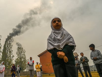 Unos niños participan en una asamblea en el patio de una escuela a las afueras de Srinagar, en la India.