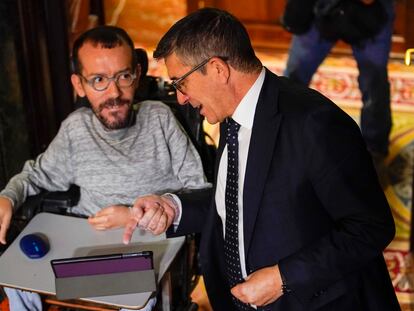El portavoz de Unidas Podemos en el Congreso, Pablo Echenique, conversa con el portavoz del PSOE, Patxi López, el pasado 24 de noviembre.