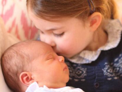 La princesa Carlota besa a su hermano Luis en una fotografía tomada por su madre, la duquesa de Cambridge,el 2 de mayo de 2018. 