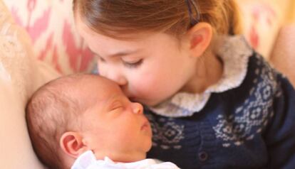 La princesa Carlota besa a su hermano Luis en una fotografía tomada por su madre, la duquesa de Cambridge,el 2 de mayo de 2018. 