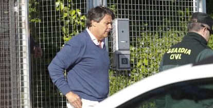 El detenido Pablo González, hermano de Ignacio González, a la salida de la Comandancia de la Guardia Civil.