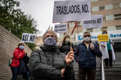 Protesta en hospital Gregorio Marañón en contra de la precariedad y denunciando los traslados previstos de personal sanitario de diferentes hospitales al hospital Isabel Zendal, este jueves.