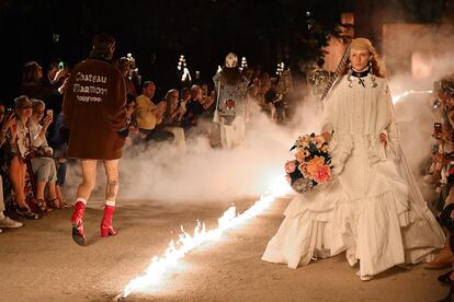 Modelos sobre la pasarela de Gucci en Arles (Francia).