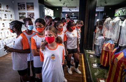 Alumnos de la escuela en el interior de Mestalla.
.



