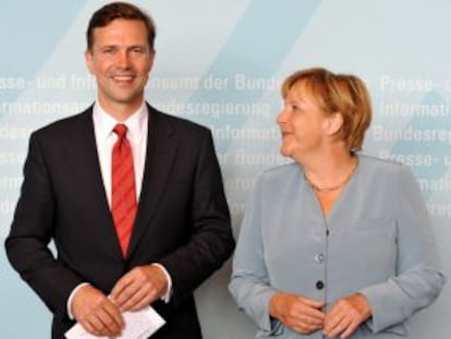 La canciller alemana, Ángela Merkel, junto al portavoz del Gobierno alemán, Steffen Seibert, en una imagen reciente.