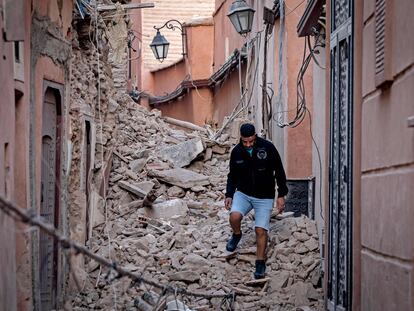 A resident navigates through the rubble following a 6.8-magnitude quake in Marrakesh on September 9, 2023. A powerful earthquake that shook Morocco late September 8 killed more than 600 people, interior ministry figures showed, sending terrified residents fleeing their homes in the middle of the night. (Photo by FADEL SENNA / AFP)