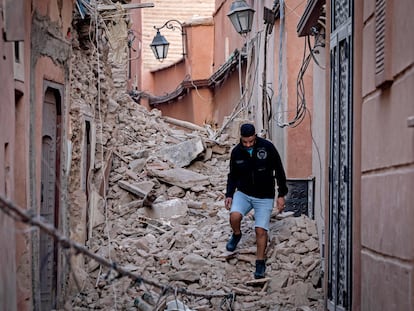 A resident navigates through the rubble following a 6.8-magnitude quake in Marrakesh on September 9, 2023. A powerful earthquake that shook Morocco late September 8 killed more than 600 people, interior ministry figures showed, sending terrified residents fleeing their homes in the middle of the night. (Photo by FADEL SENNA / AFP)