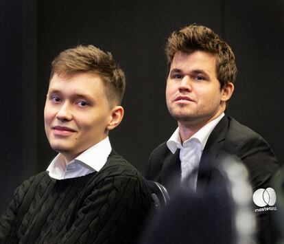 Andréi Yesipenko (izquierda) y Magnus Carlsen, este viernes durante la ceremonia de inauguración en Wijk aan Zee