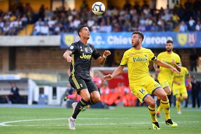 Cristiano intenta controlar el balón durante el partido. 