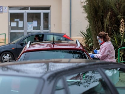 Sanitarios hacen pruebas de antígenos para detectar el coronavirus a las puertas del centro de salud de Frómista (Palencia).