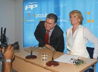 Esperanza Aguirre y Francisco Granados, antes de la rueda de prensa.